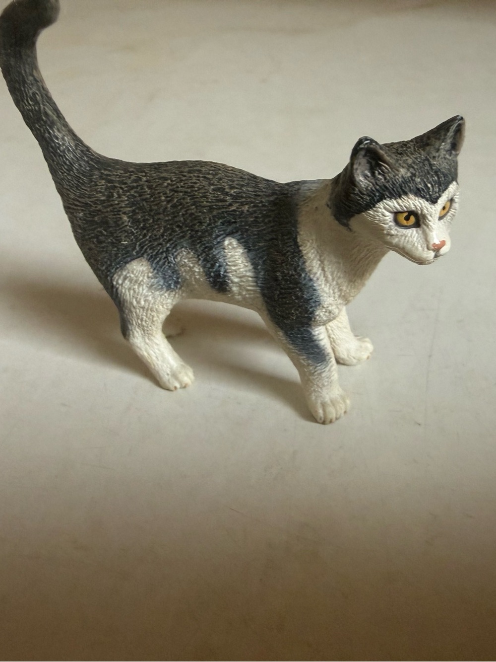 Schleich standing grey and white domesticated cat 2008 retired animal toy EUC